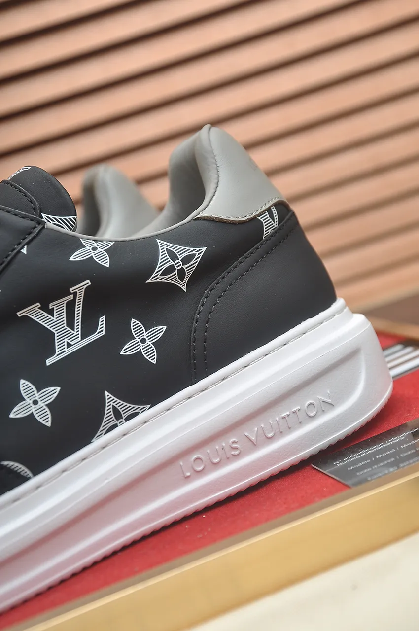 Men's men's shoes 💰640💶Original development, quality shipping, welcome to compare - LV sneaker series sports shoes introduce the loose silhouette of the ready-to-wear series into the spring and summer men's wear shows and make an eye-catching appearance. The cow leather upper is combined with rough fabric laces, and colorful beading highlights the brand's classic elements. LV letters mark the tongue and Monogram floral outsole. Mixed materials Made of top-grain cowhide, thick shoelace design, large Monogram print on the side, mesh lining and cotton feet, the comfort is as extreme as ever, premium heritage, quality first, worth owning! Size: Men’s 38-45 (45 is custom-made and cannot be returned or exchanged)